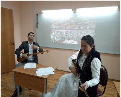 Концертная программа самих преподавателей ЦМК ООД и участниками литературного кружка «Кейіпкер» под руководством преподавателя казахского языка и литературы А.А.Ораза. 